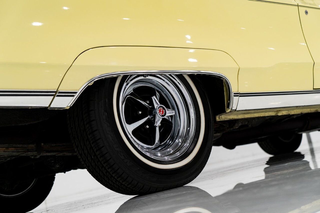 Chrysler 300 PRIX EN USD 440cu.in. Fully restored example 1968 Jaune Montréal - photo #50
