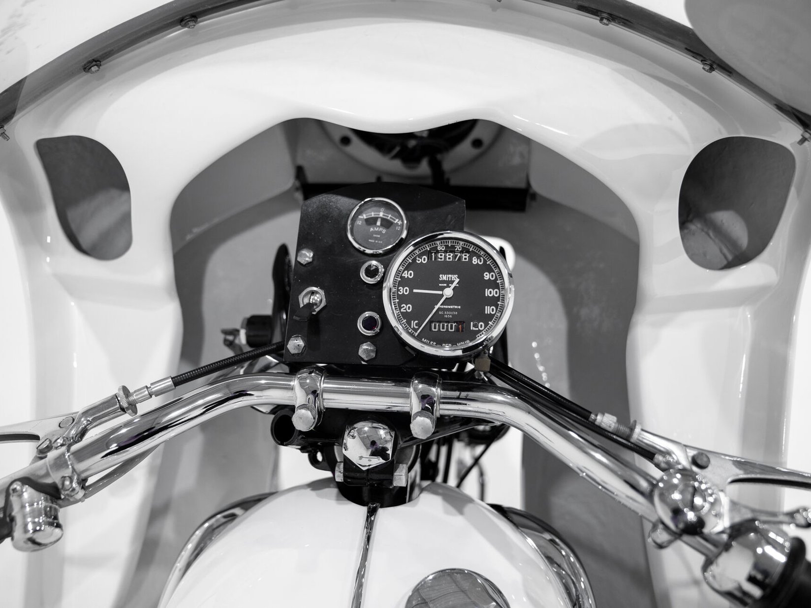 Triumph Trophy TR6P Saint 1968 Blanc Montréal - photo #23
