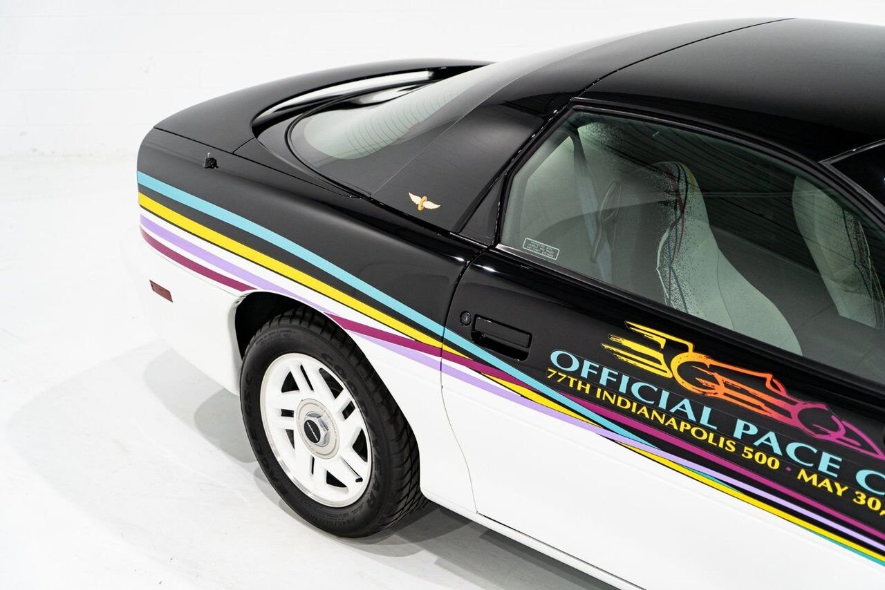 1993 Chevrolet CAMARO Z28 PRIX EN USD | Pace Car with only 957km (595mi) with original window sticker Black Montreal - photo #43