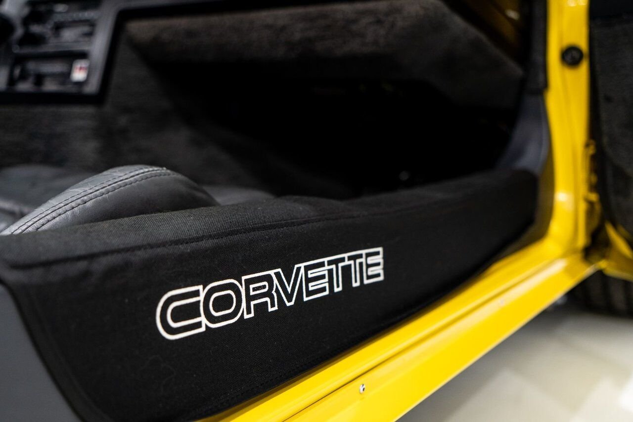 Chevrolet Corvette Pace Car livery with only 17,380km (10,800miles) 1986 Jaune Montréal - photo #98