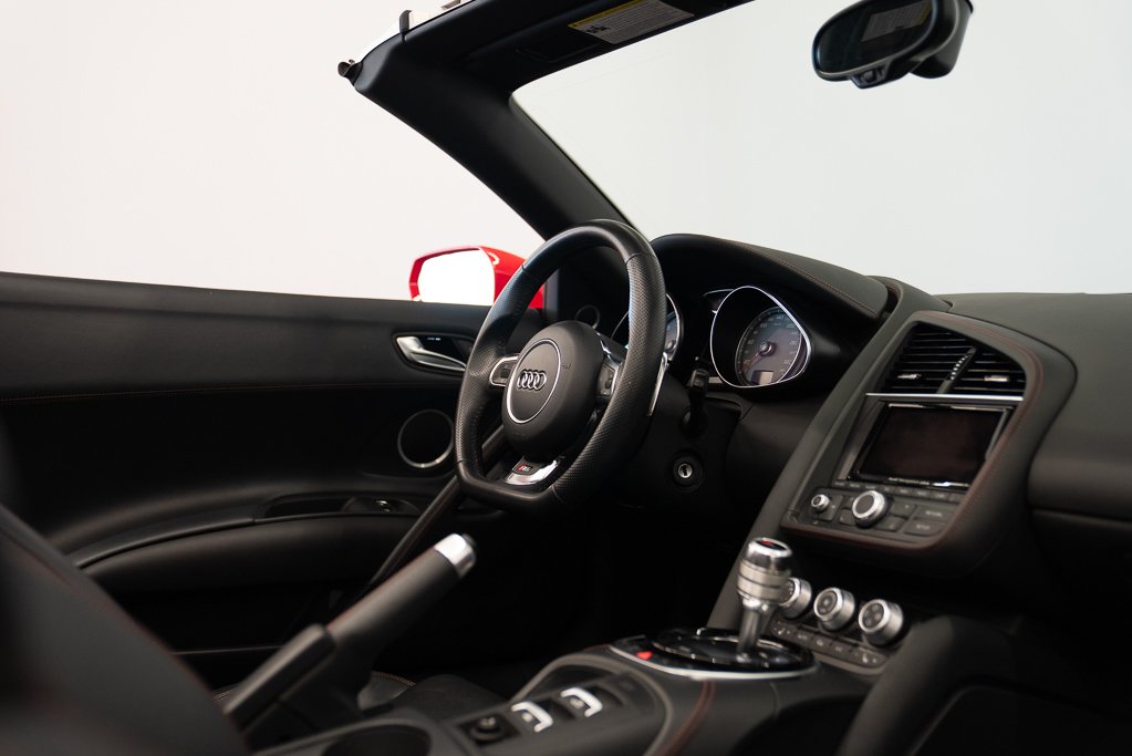 2015 Audi R8 V8 Spyder \ LOW KM Red Kirkland - photo #18