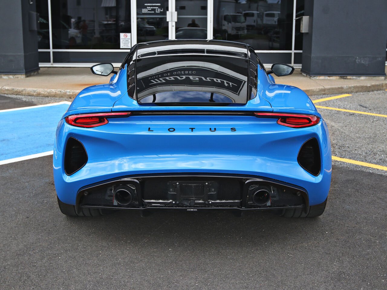 2024 Lotus Emira Blue Québec - photo #8