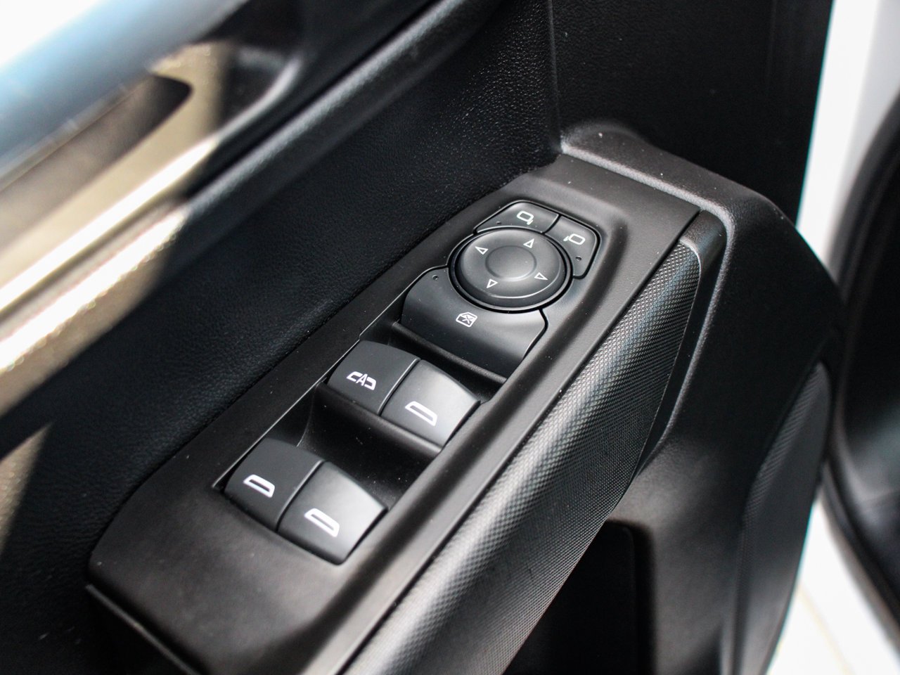 2025 Chevrolet Silverado 1500 4WD Crew Cab 157 Custom White Sherwood Park - photo #15