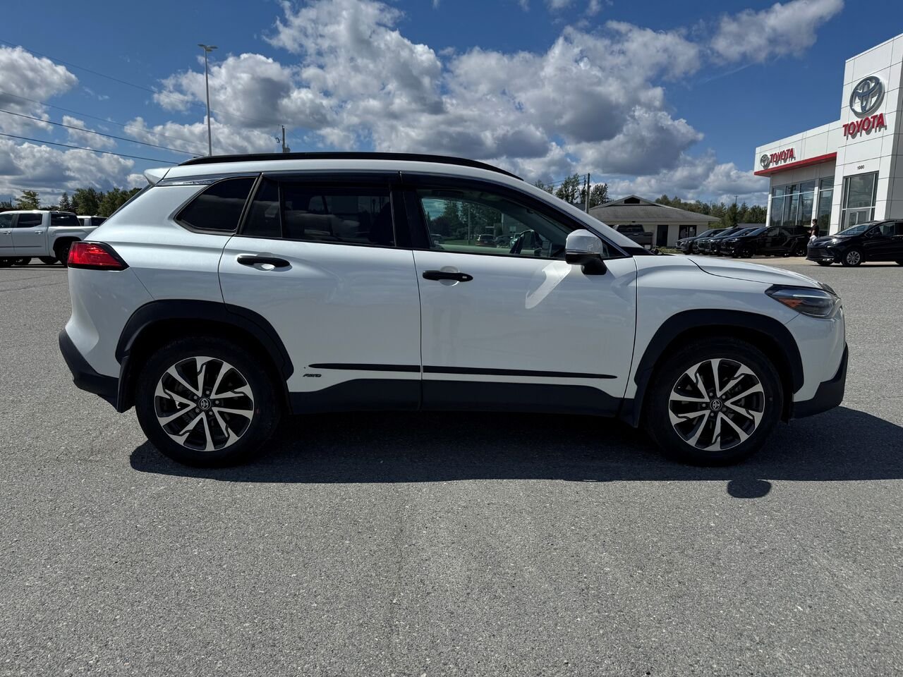 Toyota Corolla Cross XLE TI 2023 Blanc Val-d'Or - photo #1