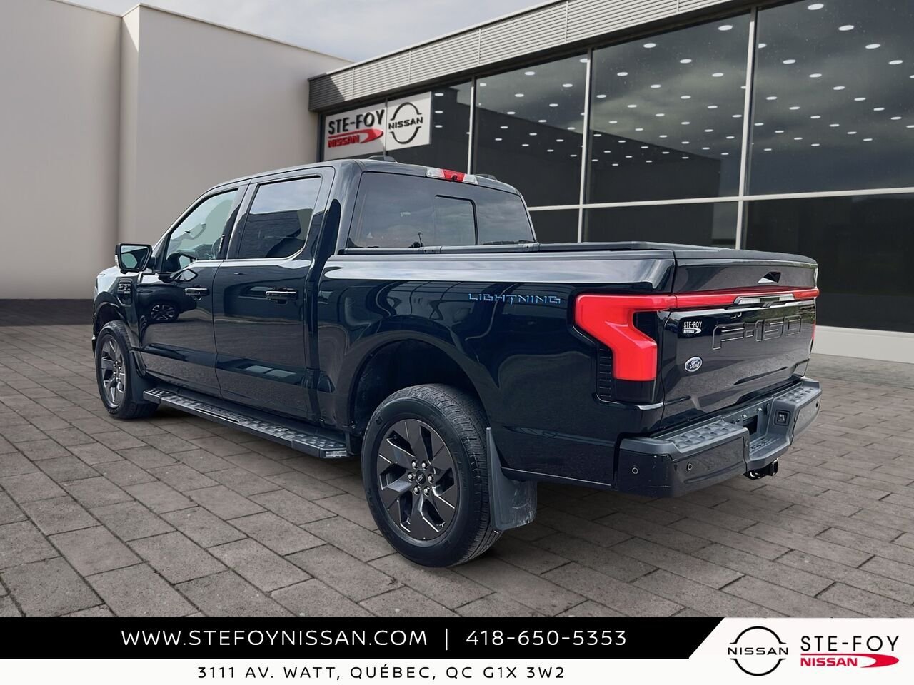 2022 Ford F-150 Lightning LARIAT SuperCrew 4RM LONG RANGE Black Ste-Foy - photo #3