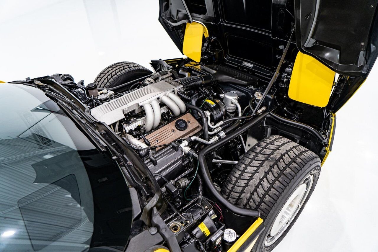 Chevrolet Corvette Pace Car livery with only 17,380km (10,800miles) 1986 Jaune Montréal - photo #15