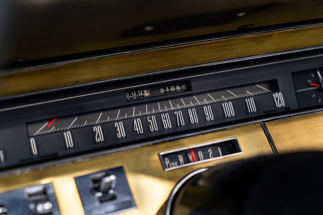 Chrysler IMPERIAL Unrestored with only 31,056 original miles **PRICE IN USD** 1968 Blanc Montréal - photo #84