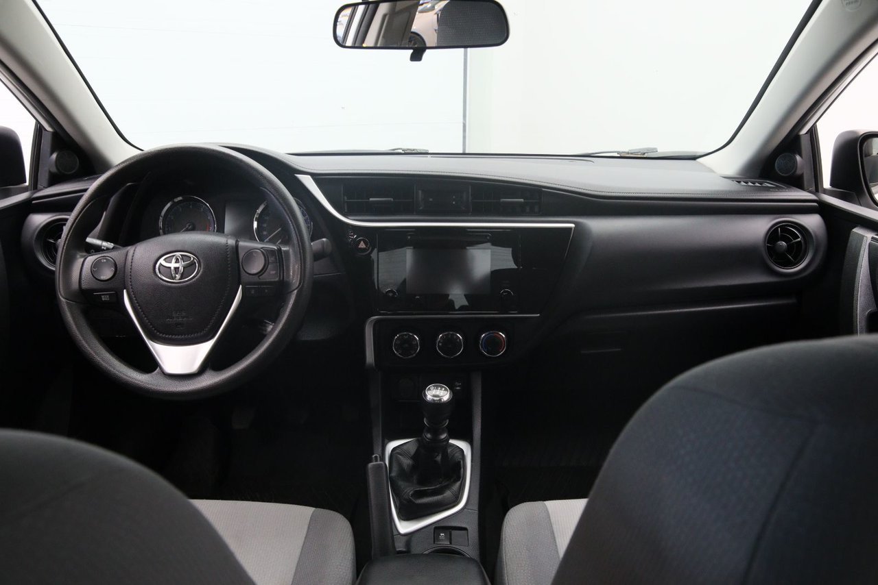 2018 Toyota Corolla VIN 2T1BURHE5JC086477 White Chicoutimi - photo #9