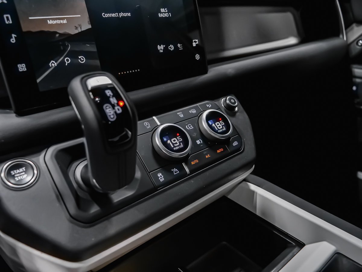 2025 Land Rover Defender S Green Montreal - photo #27