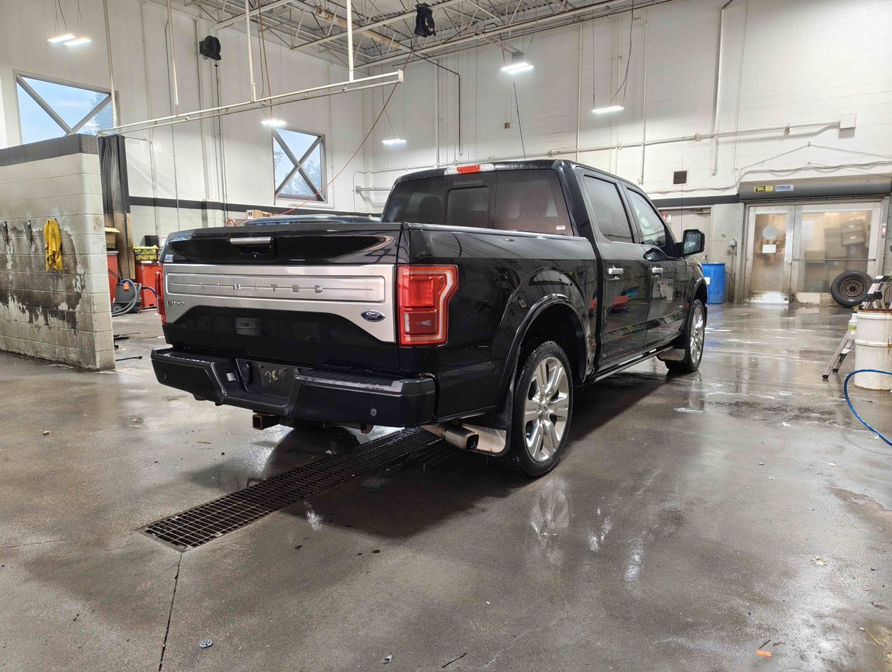 2017 Ford F-150 4WD SuperCrew 145 Limited Black Sherwood Park - photo #5