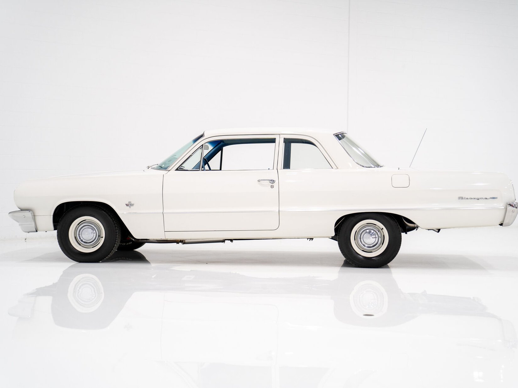 1964 Chevrolet Biscayne Matching 409 / 425HP Transmission 4 Vitesse Complètement Entièrement restauré **PRIX EN USD** White Montreal - photo #30