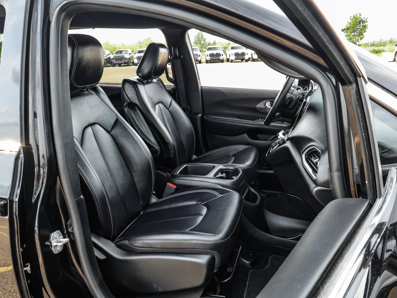 2025 Chrysler Grand Caravan SXT 2WD Black Sherwood Park - photo #14