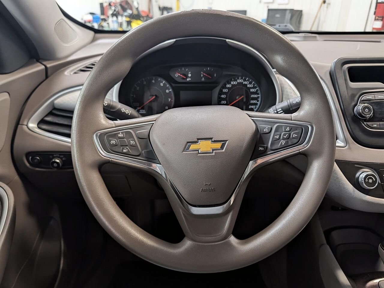 Chevrolet Malibu L berline 4 portes avec 1VL 2017 Gris Saint-Hyacinthe - photo #11