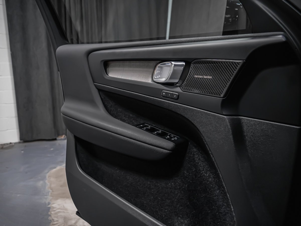 2023 Volvo XC40 B5 PLUS BRIGHT Black Montreal - photo #8