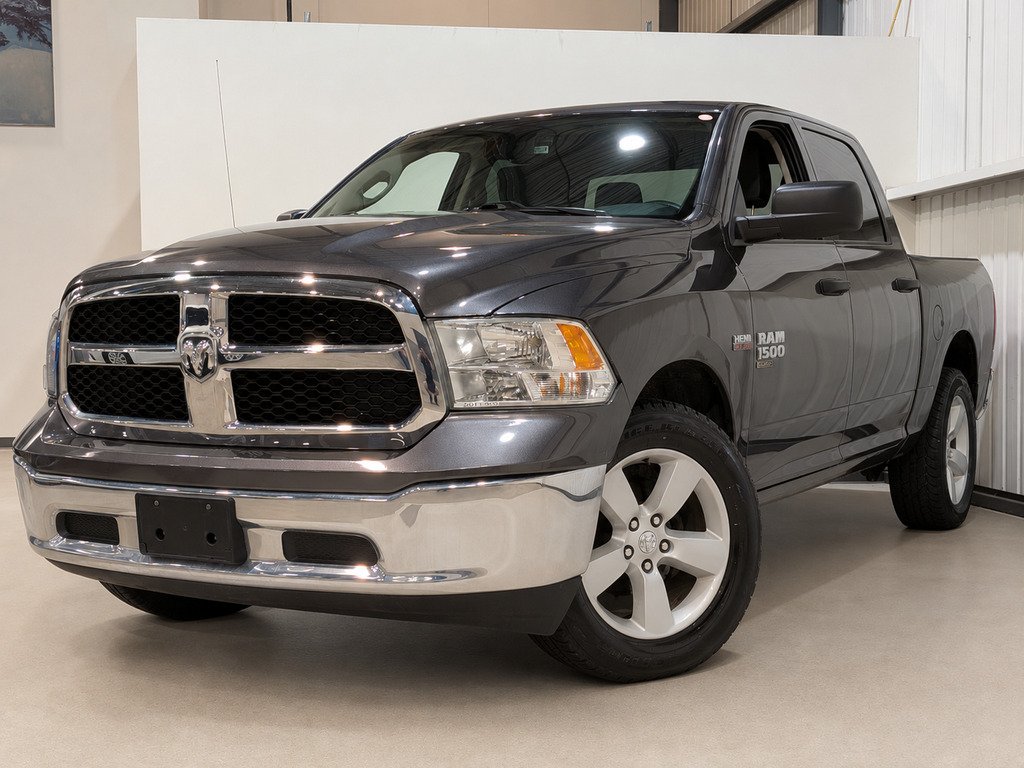 Ram 1500 Classic SLT 4x4 Crew Cab 5'7" Box 2023 Gris Val-David - photo #0