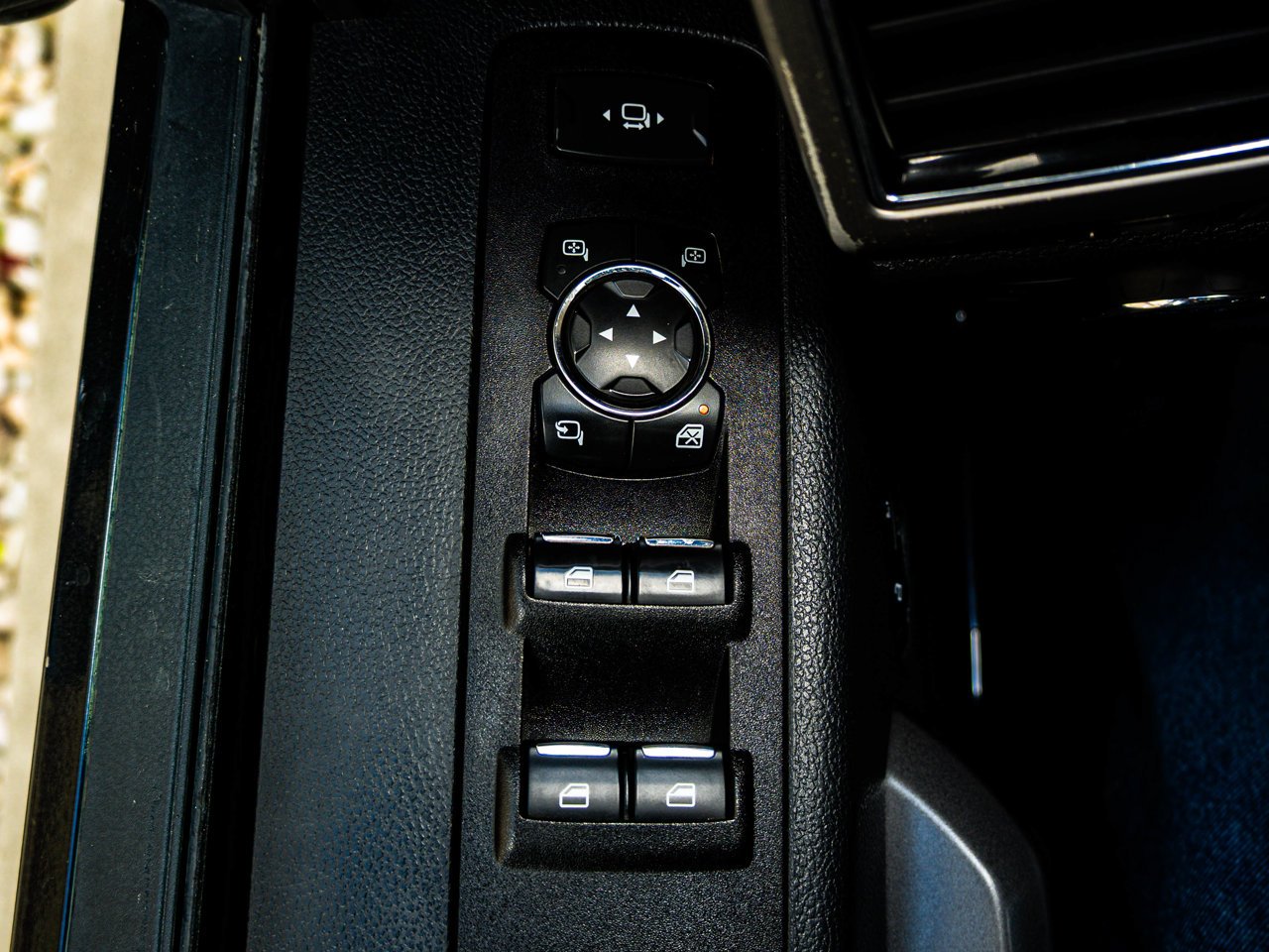 2022 Ford Super Duty F-350 SRW Platinum 4WD Crew Cab 6.75' Box Black Sherwood Park - photo #17