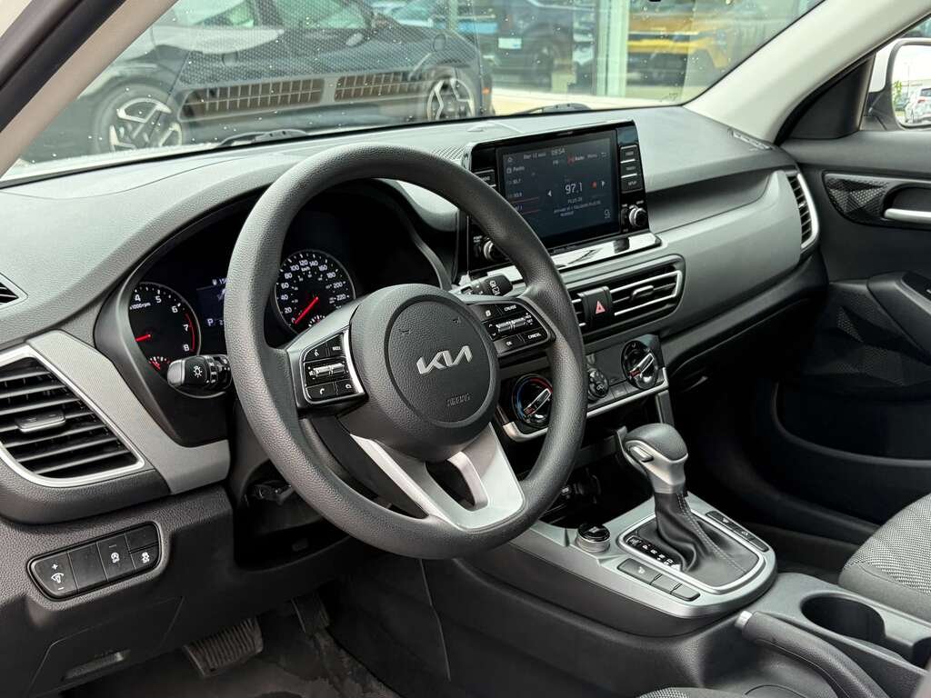 2023 Kia Seltos White Gatineau - photo #8