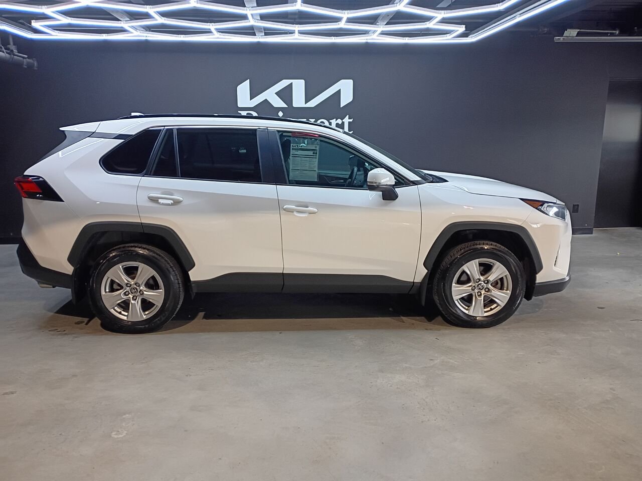 2021 Toyota RAV4 White Blainville - photo #4