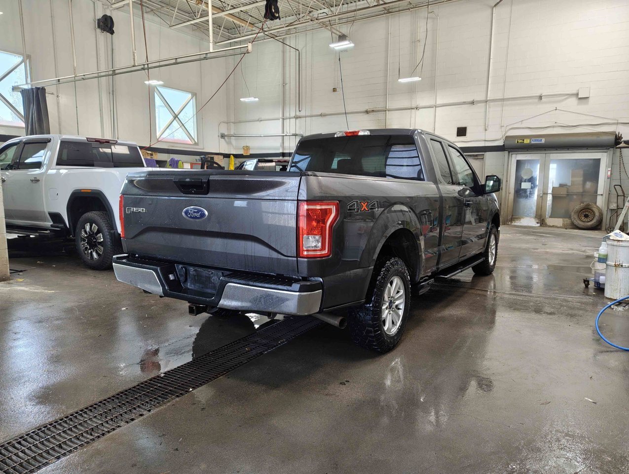 2017 Ford F-150 4WD SuperCab 145 XLT Grey Sherwood Park - photo #4