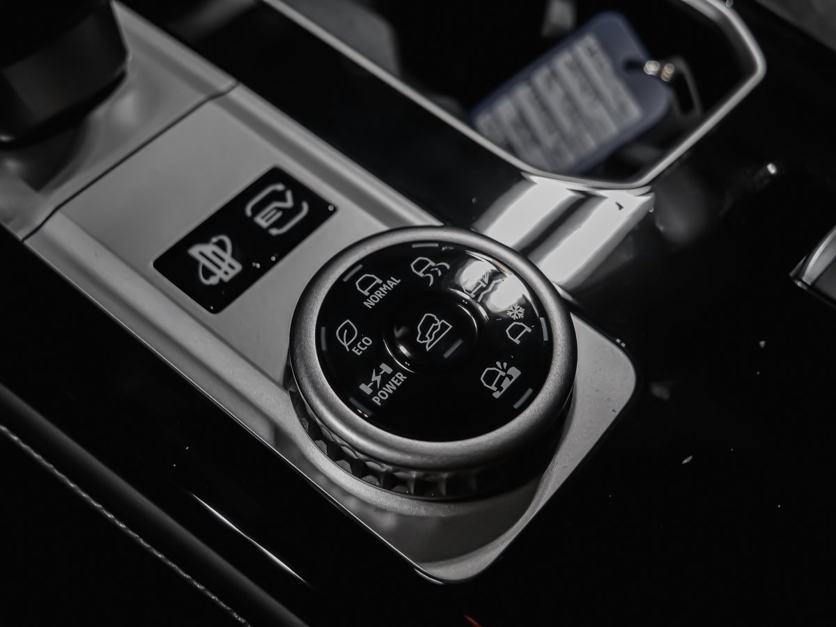 2026 Mitsubishi Outlander Plug-In Hybrid SE White Diamond Premium Finish Montreal - photo #16