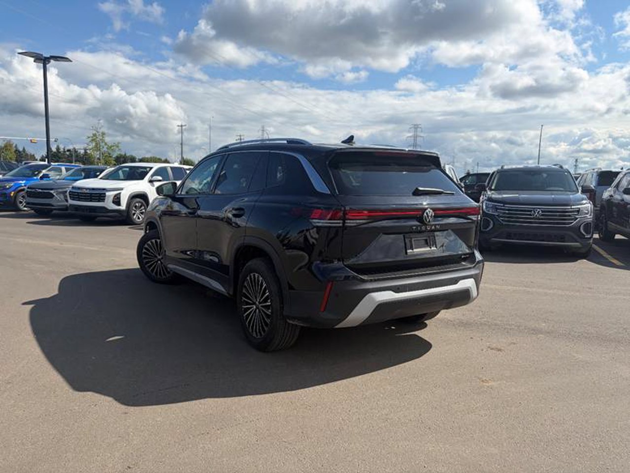 2026 Volkswagen Tiguan Comfortline 4MOTION Black Sherwood Park - photo #3
