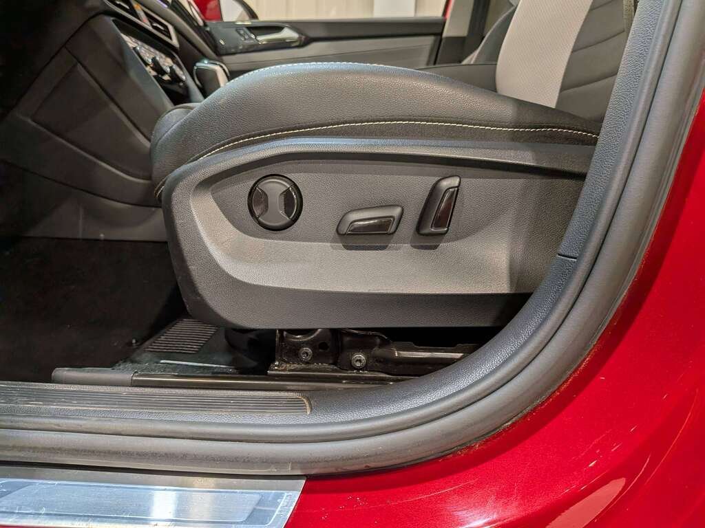 2024 Volkswagen Taos Highline 4MOTION Red Val-David - photo #31