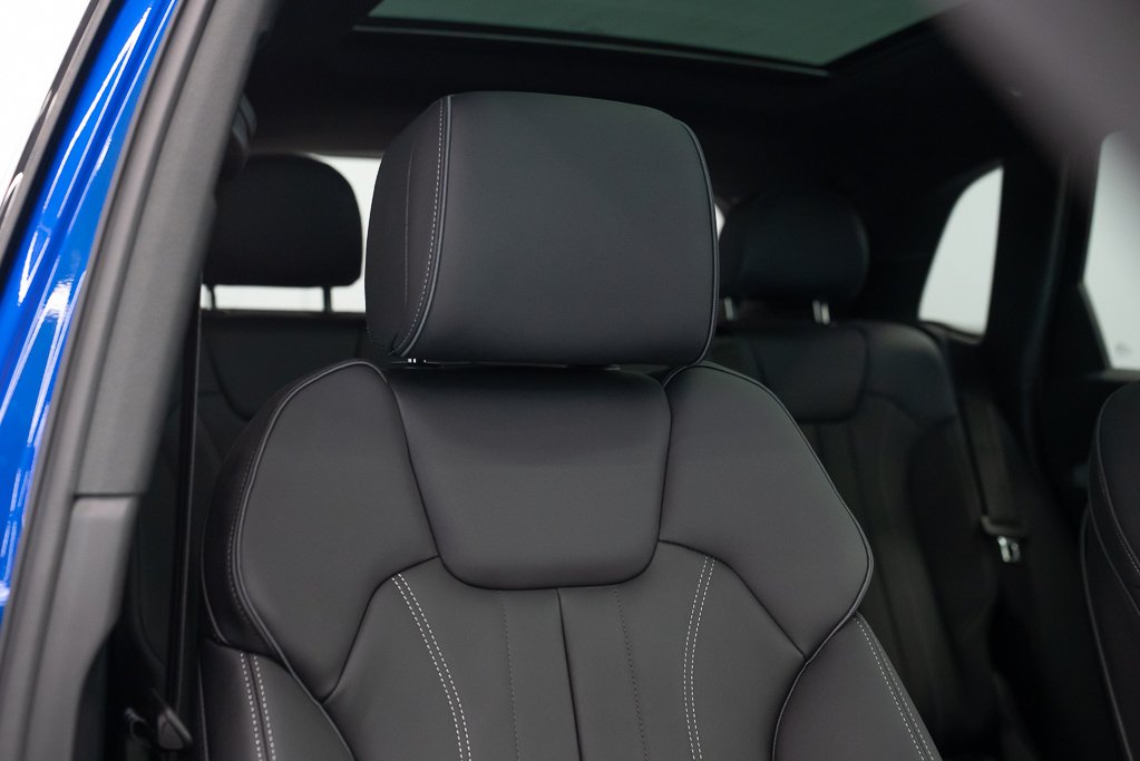 Audi Q5 Technik 45 TFSI quattro / Very LOW KM 2023 Bleu Kirkland - photo #16