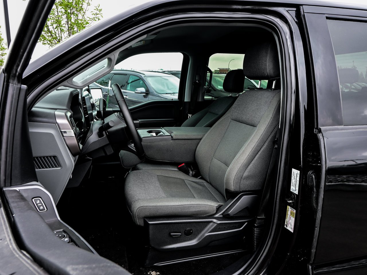 2025 Ford F-150 XLT 4WD SuperCrew 5.5' Box Black Sherwood Park - photo #15