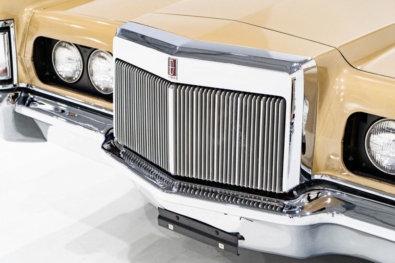 Lincoln Continental Only 687 miles from new. Unrestored example **PRICE IN USD** 1969 Or Montréal - photo #32