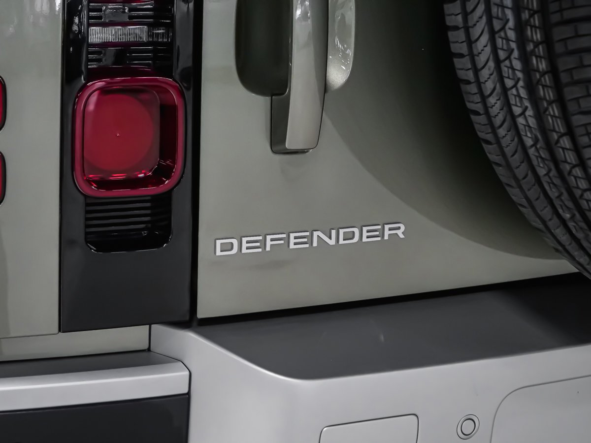 2025 Land Rover Defender S Green Montreal - photo #6