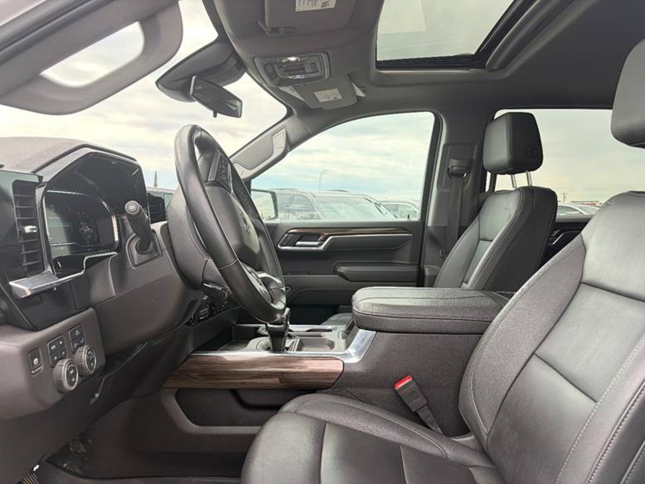 2025 Chevrolet Silverado 1500 4WD Crew Cab 147 LT Trail Boss White Sherwood Park - photo #5