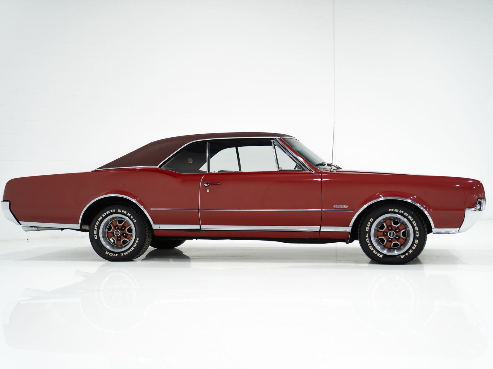 Oldsmobile Cutlass 442 *PRIX EN USD* Numéros entièrement Matching Non restaurée Repeinte une seule fois 1967 Rouge Montréal - photo #4