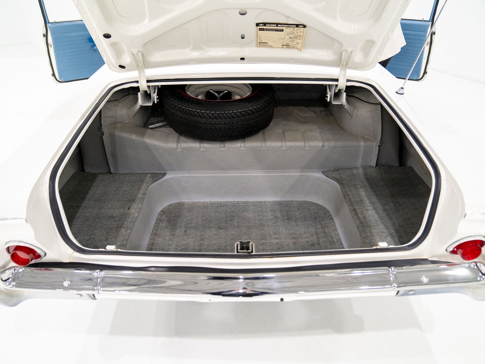 1964 Chevrolet Biscayne Matching 409 / 425HP Transmission 4 Vitesse Complètement Entièrement restauré **PRIX EN USD** White Montreal - photo #57