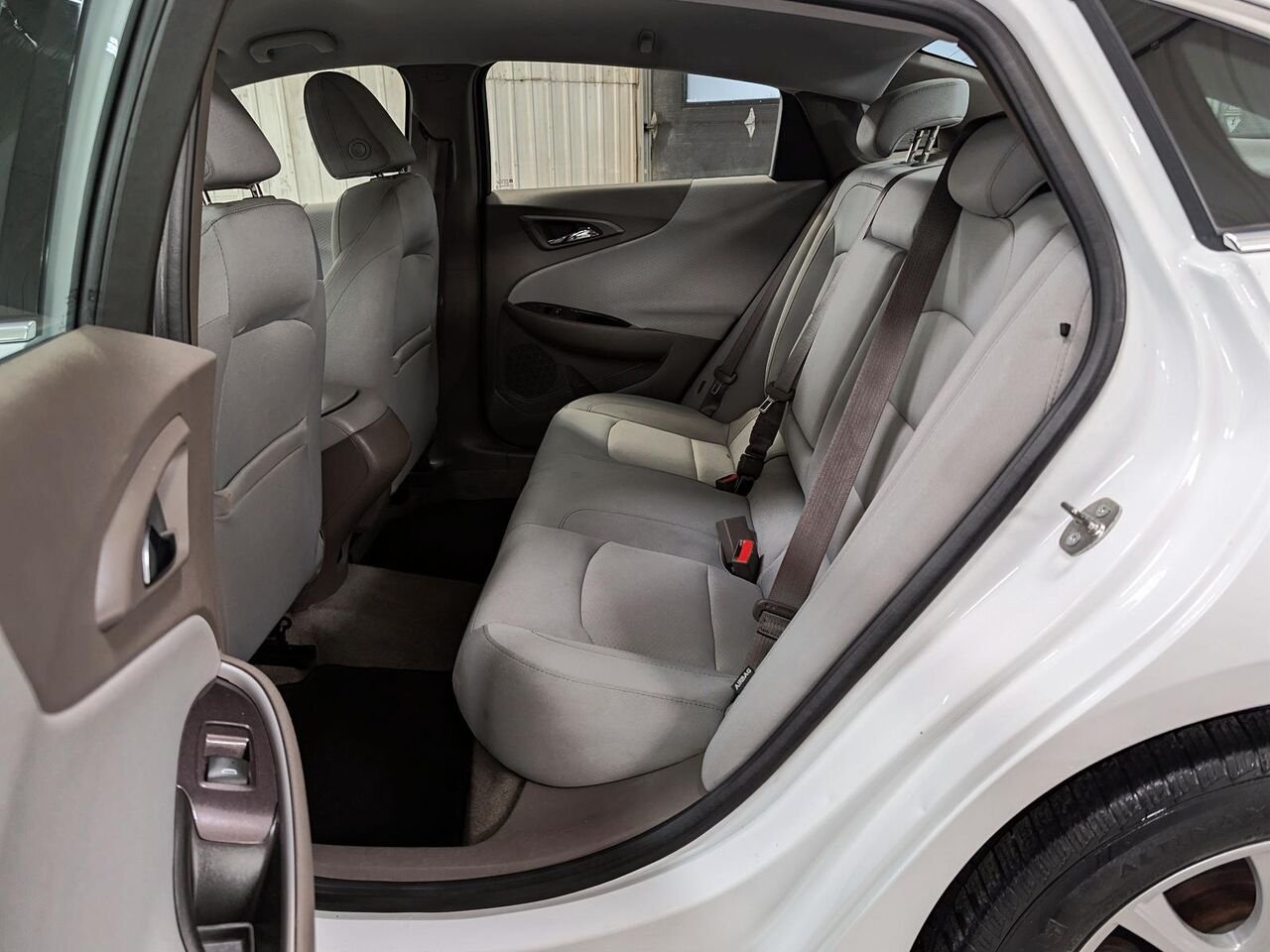 Chevrolet Malibu L berline 4 portes avec 1VL 2017 Gris Saint-Hyacinthe - photo #9