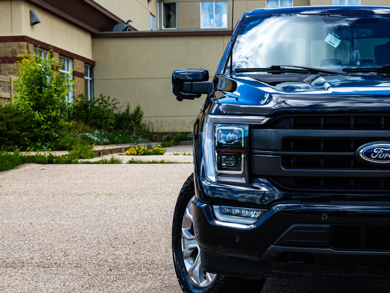 2023 Ford F-150 LARIAT 4WD SuperCrew 5.5' Box Black Sherwood Park - photo #5