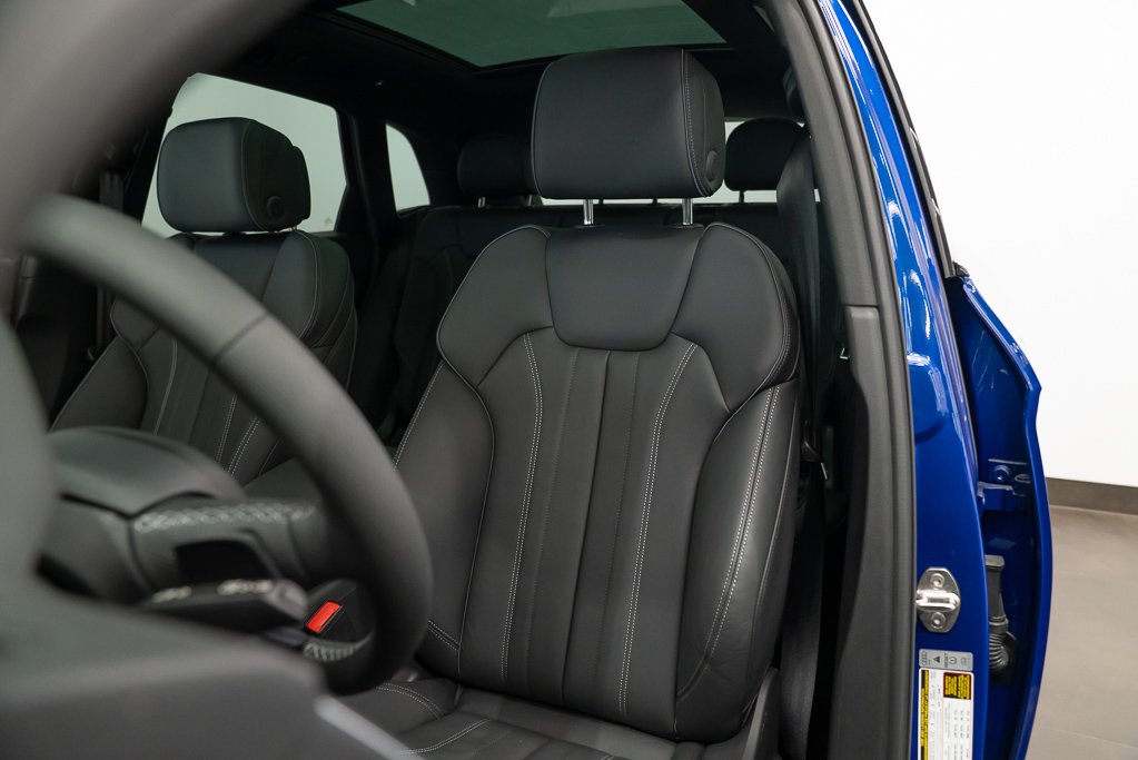 Audi Q5 Technik 45 TFSI quattro / Very LOW KM 2023 Bleu Kirkland - photo #12