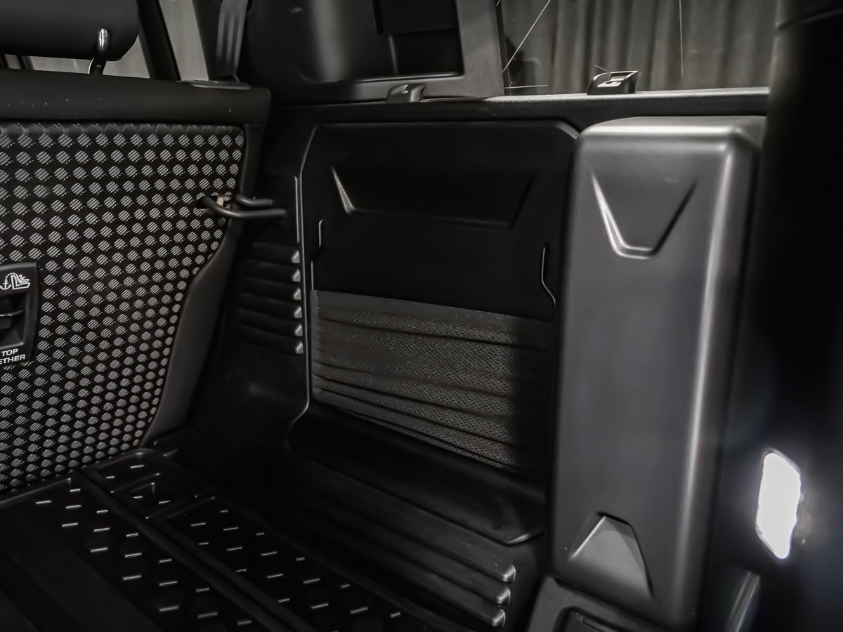 2025 Land Rover Defender S Green Montreal - photo #12