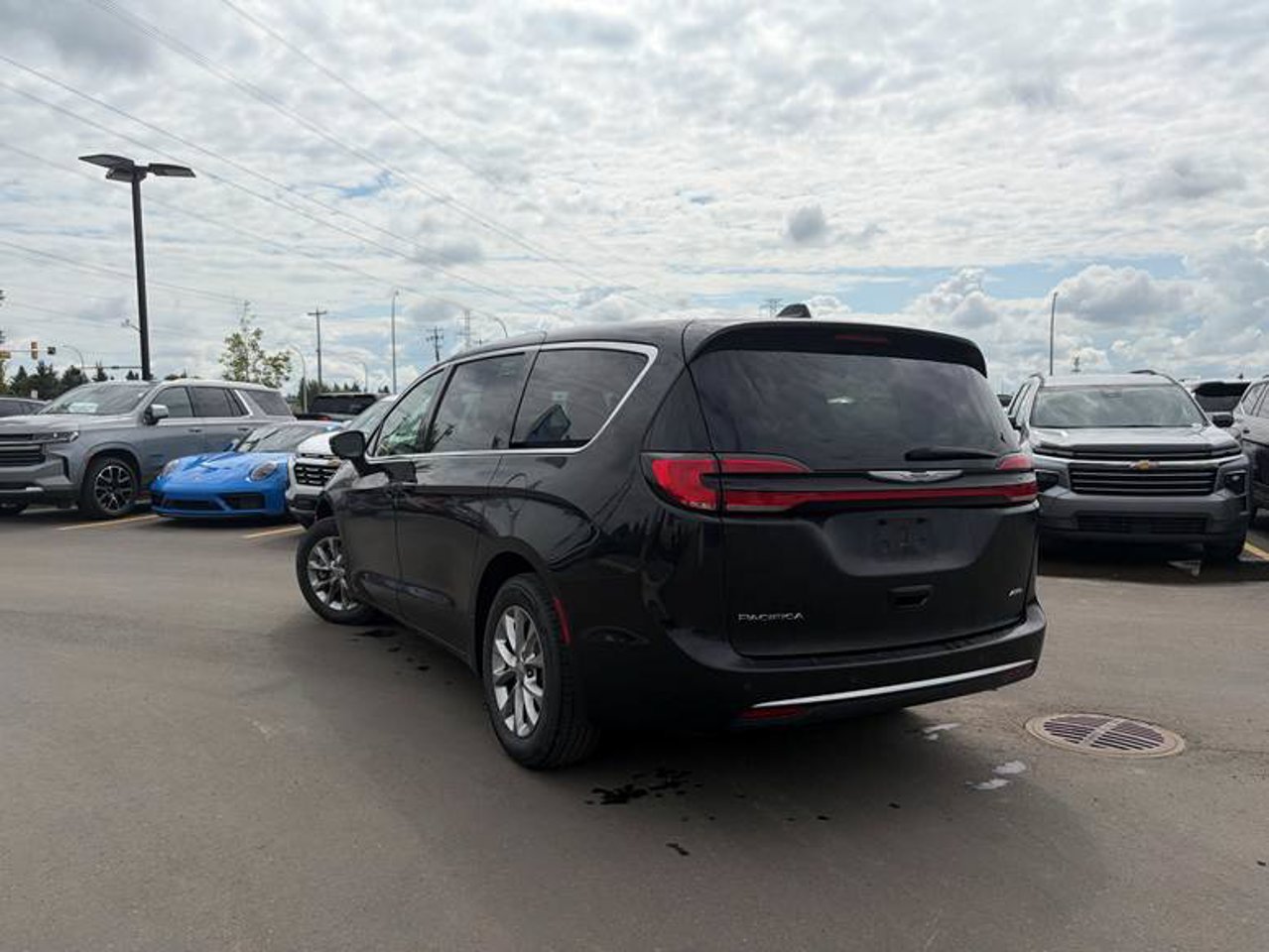 2023 Chrysler Pacifica Touring L AWD Black Sherwood Park - photo #3