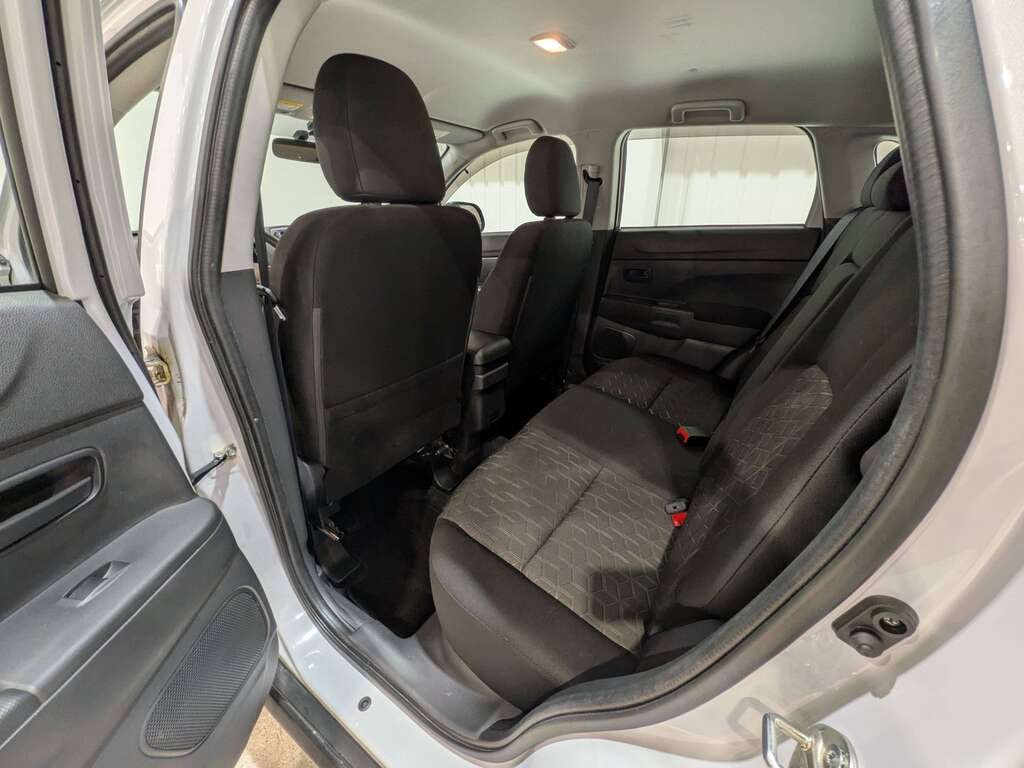 2023 Mitsubishi RVR ES FWD White Val-David - photo #8