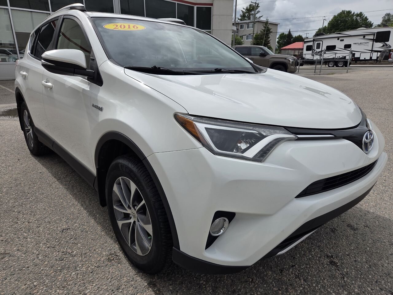 2016 Toyota RAV4 Hybrid White Mont-Laurier - photo #2
