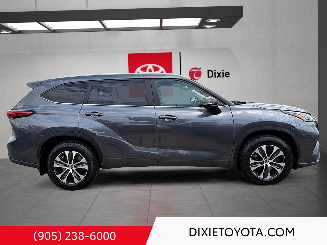 2023 Toyota Highlander XLE AWD / HEATED SEATS / MOONROOF / ALLOY WHEELS / CARPLAY AND ANDROID AUTO Magnetic Grey Metallic Mississauga - photo #2
