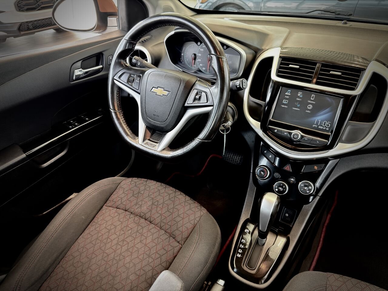 Chevrolet Sonic 2017 Orange Notre-Dame-des-Prairies - photo #13