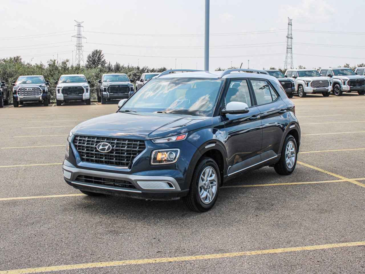 2023 Hyundai Venue Preferred IVT w/Two-Tone Blue Sherwood Park - photo #3
