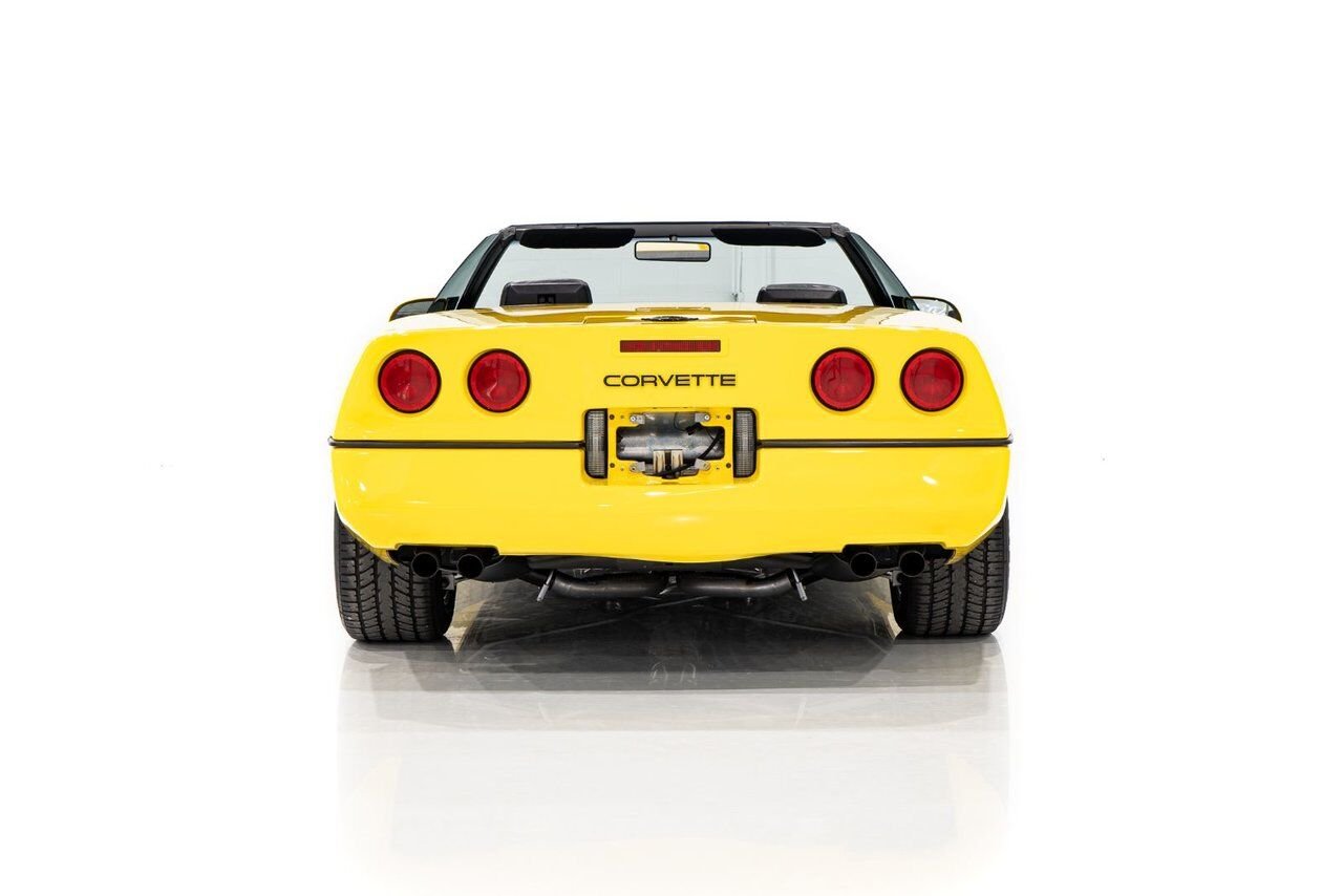 Chevrolet Corvette Pace Car livery with only 17,380km (10,800miles) 1986 Jaune Montréal - photo #1