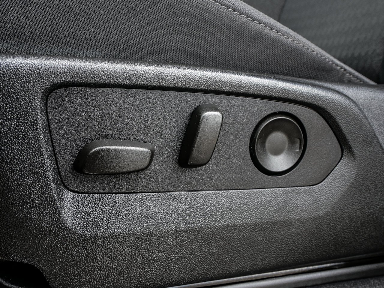 2025 Chevrolet Silverado 1500 4WD Crew Cab 147 LT Grey Sherwood Park - photo #16