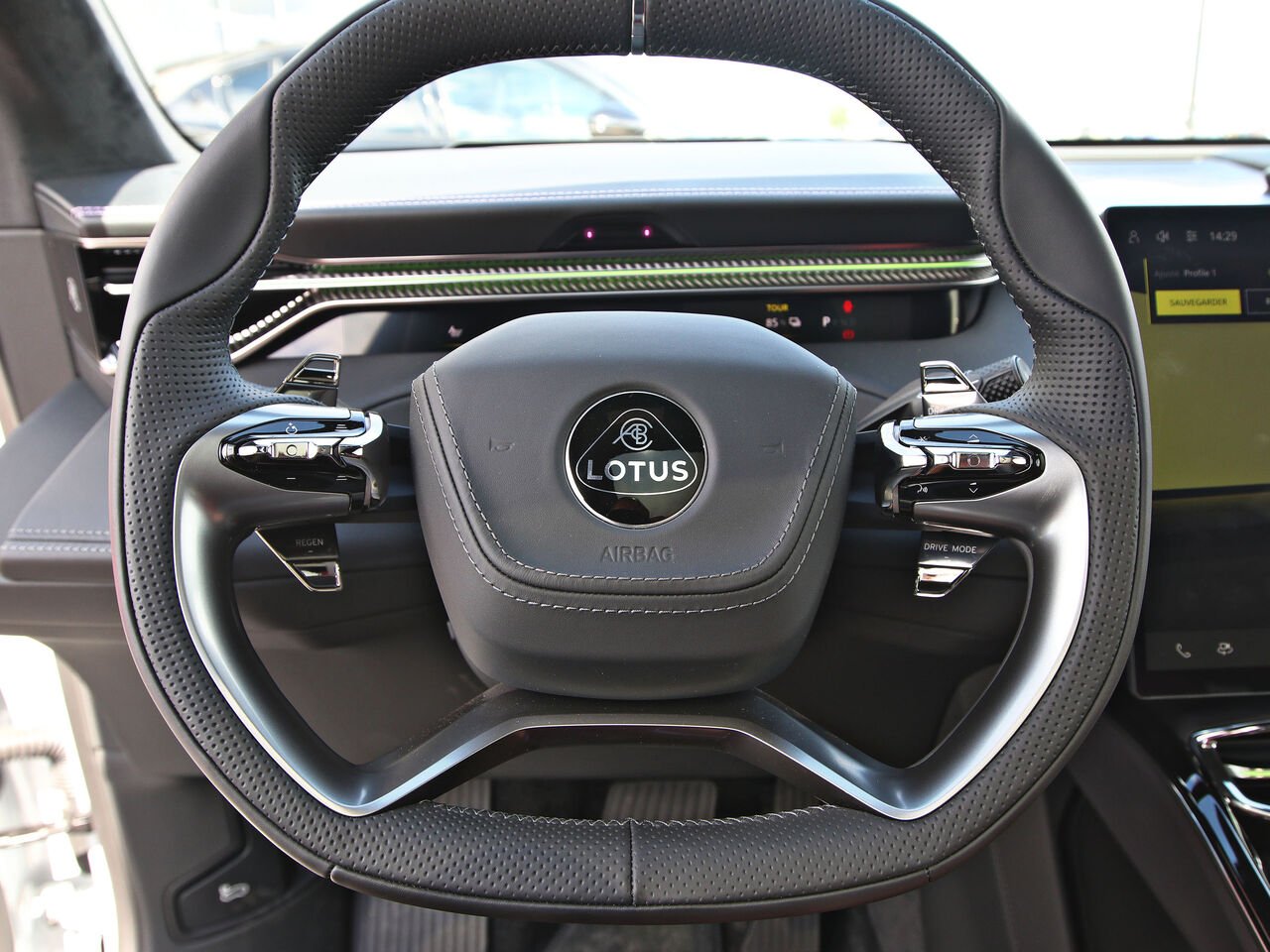 2026 Lotus Eletre Silver Québec - photo #16