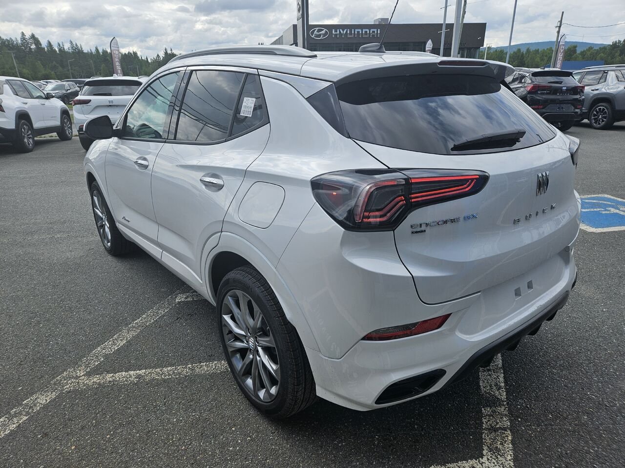 2026 Buick Encore GX Avenir 4 portes TI White Frost Tricoat Thetford Mines - photo #4