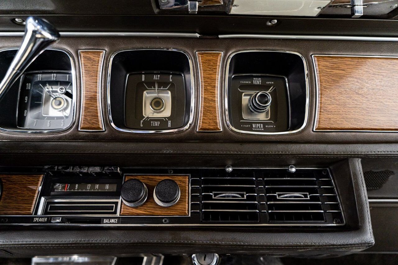 Lincoln Continental Only 687 miles from new. Unrestored example **PRICE IN USD** 1969 Or Montréal - photo #11