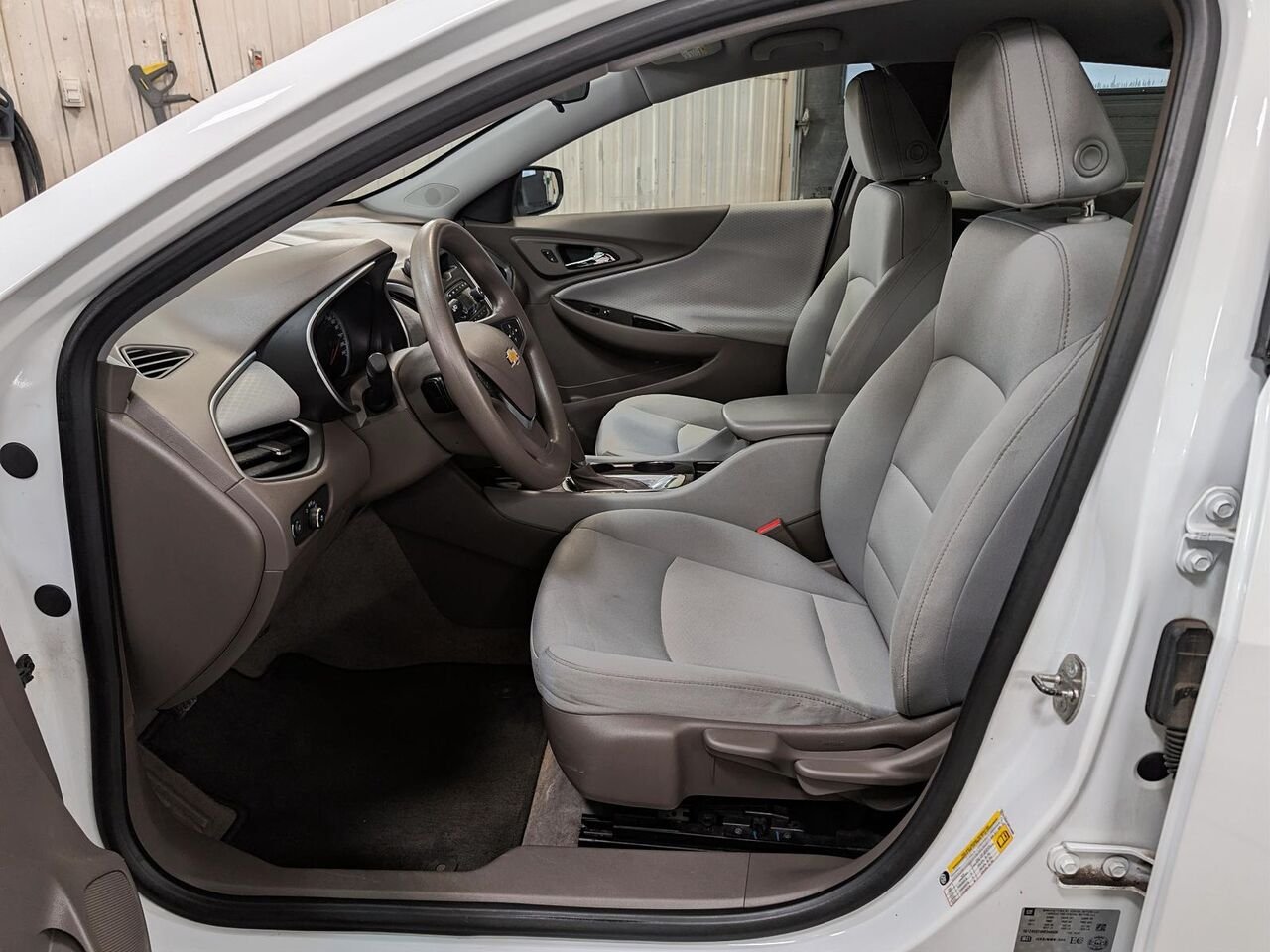 Chevrolet Malibu L berline 4 portes avec 1VL 2017 Gris Saint-Hyacinthe - photo #13