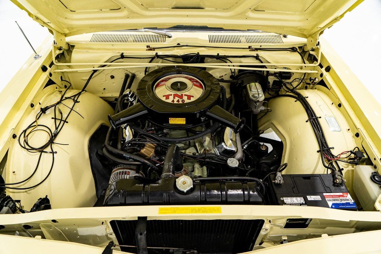 Chrysler 300 PRIX EN USD 440cu.in. Fully restored example 1968 Jaune Montréal - photo #14